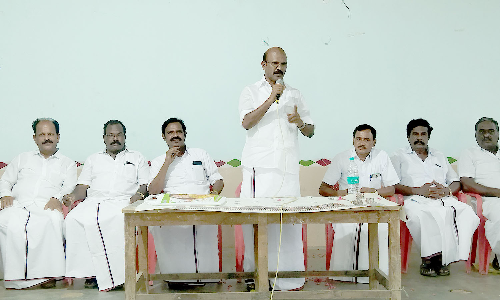 தருமபுரி மேற்கு மாவட்ட தி.மு.க.நிர்வாகிகளுடன்  புதிய செயலாளர் பழனியப்பன் ஆலோசனை