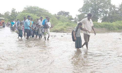 தருமபுரி மாவட்டம் நத்தஅள்ளி அருகே   ஆபத்தான முறையில் ஆற்றைக் கடக்கும் பள்ளி மாணவ-மாணவிகள்