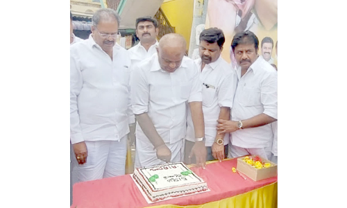 ஓசூரில் அ.தி.மு.க. 51-வது ஆண்டு தொடக்க விழா கொண்டாட்டம்