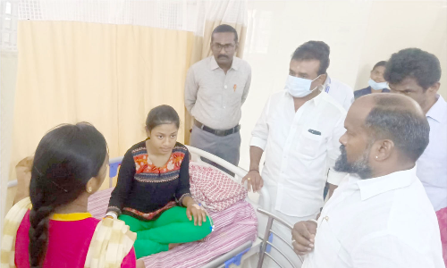 ஓசூர் அரசுப்பள்ளியில் விஷவாயு பரவி பாதிப்படைந்து  சிகிச்சை பெற்று வரும் மாணவர்களை   மேயர் சத்யா நேரில் சந்தித்து நலம் விசாரிப்பு