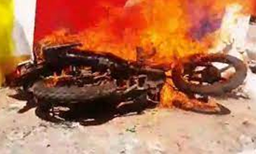 ஒரு பெண்ணுக்கு 2 பேர் போட்டி  காதல் தகராறில் மோதல்;  பைக் தீ வைத்து எரிப்பு