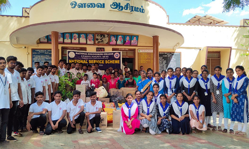 ஆசிரம குழந்தைகளுடன் தீபாவளி கொண்டாடிய நேஷனல்  கல்லூரி நாட்டு நலப்பணித் திட்ட மாணவர்கள்