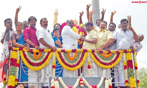 அ.தி.மு.க. 51-வது ஆண்டு விழா -நெல்லையில் எம்.ஜி.ஆர். சிலைக்கு  ஓ.பி.எஸ். அணியினர் மாலை அணிவிப்பு