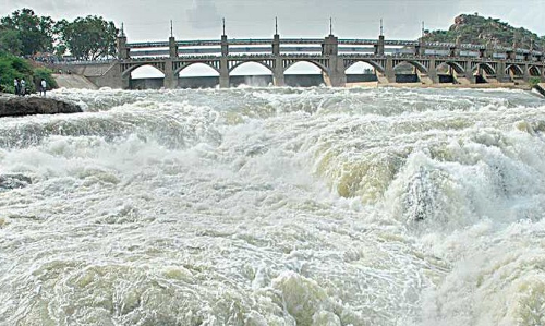 ஆற்றின் நடுவில் சிக்கி தவித்த 3 பேர் மீட்பு