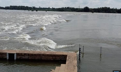 வெள்ளத்தால் பாதிக்கப்பட்டவர்கள்   அவசர கால உதவிக்கு தொலைபேசி எண் அறிவிப்பு