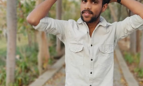 இருசக்கர வாகனம் சாலை தடுப்பில் மோதி வாலிபர் பலி