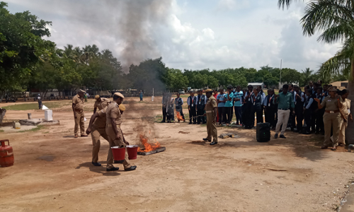 கரூரில் தீயணைப்பு துறை சார்பில்   விபத்தில்லா பட்டாசு வெடிப்பது   குறித்த விழிப்புணர்வு நிகழ்ச்சி