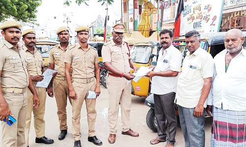 தீபாவளி பட்டாசு பாதுகாப்பாக வெடிப்பது குறித்து மாணவிகளிடம் விழிப்புணர்வு