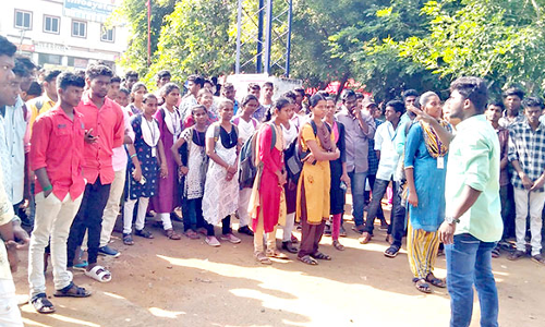 தஞ்சையில், அரசு கல்லூரி மாணவர்கள் ஆர்ப்பாட்டம்