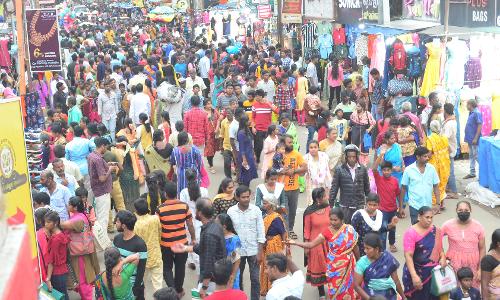 தீபாவளியையொட்டி   கோவை கடைவீதிகளுக்கு ஒரே நாளில் 5 லட்சம் பேர் வருகை