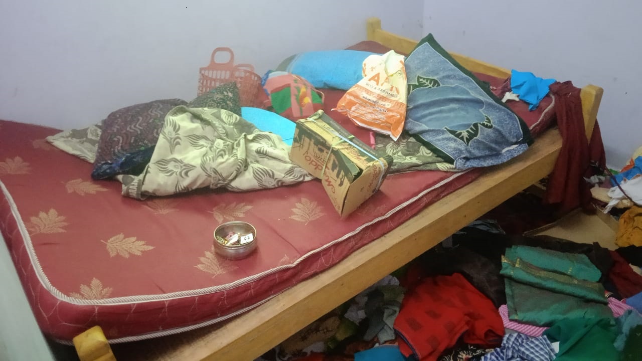 பூட்டிய வீட்டின் கதவை உடைத்து கொள்ளை