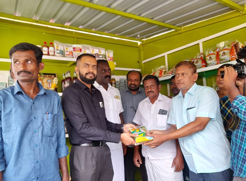 சங்கரன்கோவிலில் வேளாண் விளைபொருட்களை விற்பனை செய்யும் நிலையம் - கலெக்டர் ஆகாஷ் தொடங்கி வைத்தார் சங்கரன்கோவிலில் வேளாண் விளைபொருட்களை விற்பனை செய்யும் நிலையம் - கலெக்டர் ஆகாஷ் தொடங்கி வைத்தார்