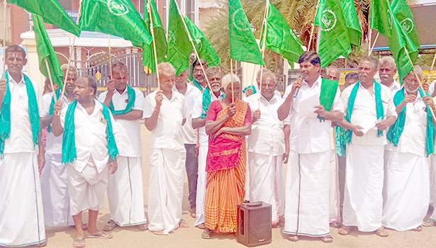 தஞ்சையில், விவசாயிகள் நூதன ஆர்ப்பாட்டம்