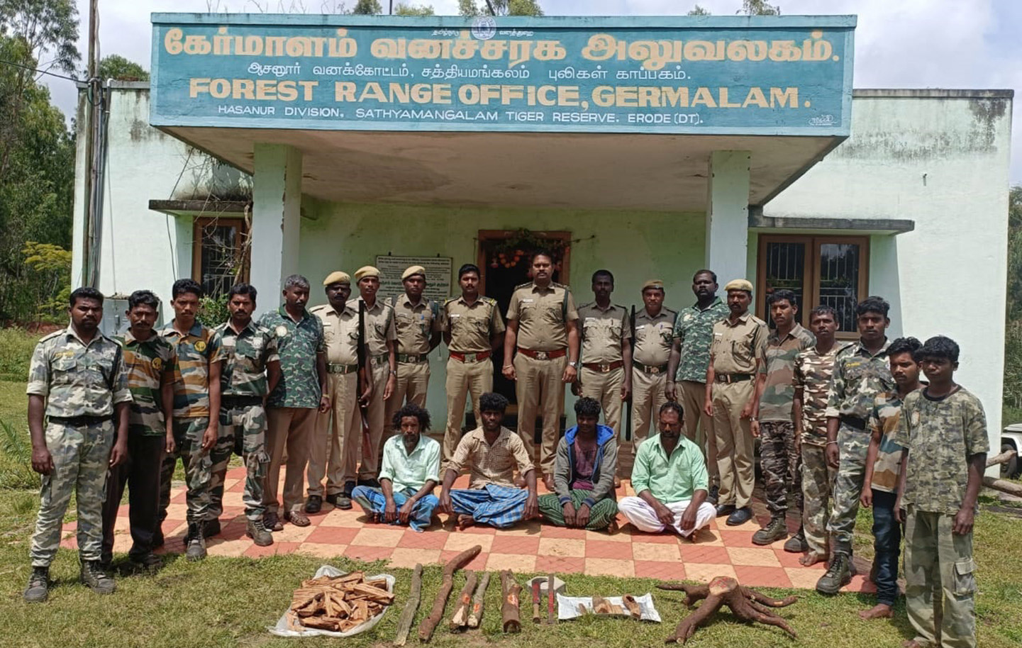 சந்தன மரம் வெட்டிய 4 பேருக்கு ரூ.2 லட்சத்து அபராதம்