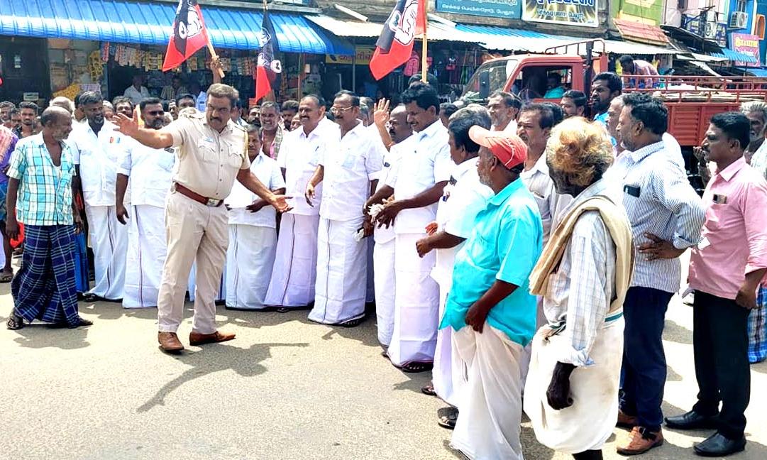 அ.தி.மு.க.வினர் ேபாராட்டம்: 300 பேர் கைது