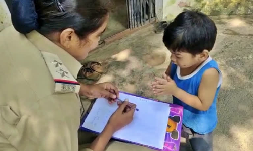 தாய் மீது போலீஸ் நிலையத்தில் புகார் கொடுத்த 3 வயது சிறுவன்