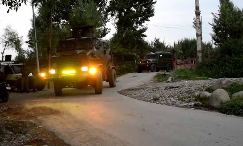 காஷ்மீரில் 2 தொழிலாளர்களை கொன்ற பயங்கரவாதி சுட்டுக்கொலை