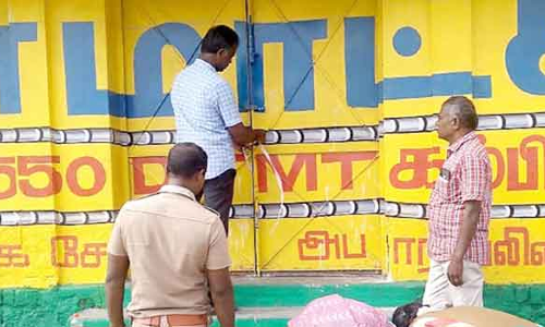 சாத்தூர் அருகே விதிகளை மீறி தயாரிக்கப்பட்ட ரூ. 5 லட்சம் பட்டாசுகள் பறிமுதல்