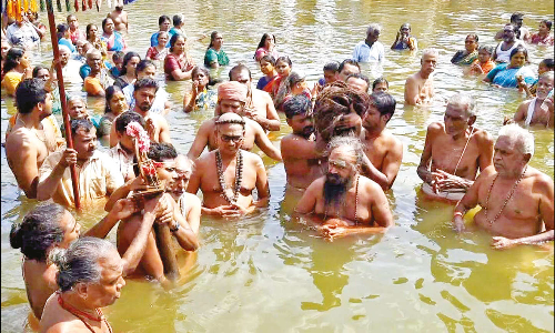 காவிரி துலா கட்டத்தில் தீர்த்தவாரி: புனித நீராடிய பக்தர்கள்