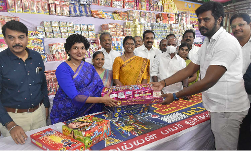 தீபாவளி பட்டாசு விற்பனை ரூ. 1 கோடி இலக்கு