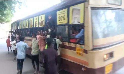 திண்டிவனத்தில் அவலம்  அரசு பஸ் படிக்கட்டில் தொங்கி செல்லும் மாணவர்கள்