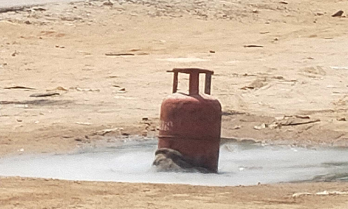 வீடுகளுக்கு சப்ளை செய்ய சென்றபோது கேஸ் சிலிண்டரில் ஏற்பட்ட கசிவு டிரைவரின் சாமர்த்தியத்தால் நிறுத்தம்