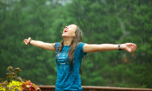 மழையில் குளிப்பது சருமத்திற்கும், கூந்தலுக்கும் நல்லதா?