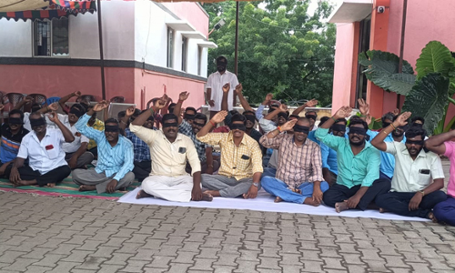 உளுந்தூர்பேட்டையில் சுங்கச்சாவடி ஊழியர்கள்  தொடர் போராட்டம்