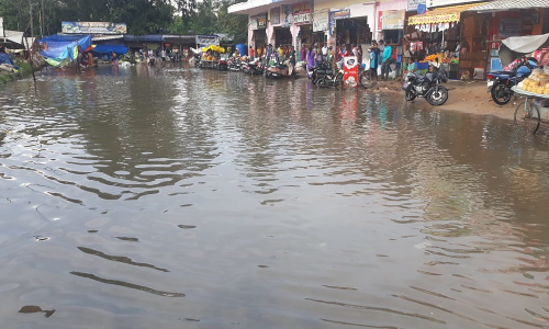 பர்கூரில் கனமழை:  முக்கிய வீதிகளில் 2 அடி உயரத்திற்கு தேங்கிய தண்ணீர்  -பொதுமக்களின் இயல்பு வாழ்க்கை பாதிப்பு