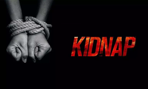 கல்லாவி அருகே   பள்ளி மாணவிகளை கடத்திய சிறுவன் உள்பட 2 பேர் கைது