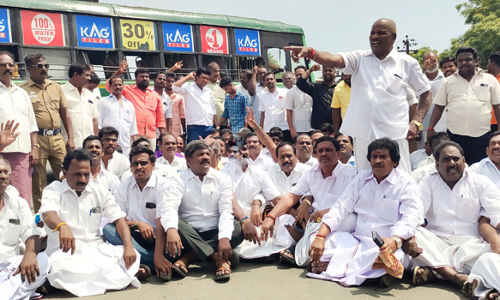 எடப்பாடி பழனிச்சாமி கைதுக்கு கண்டனம்:  கடலூரில் அ.தி.மு.க. வினர் சாலை மறியல்- 70 பேர் கைது