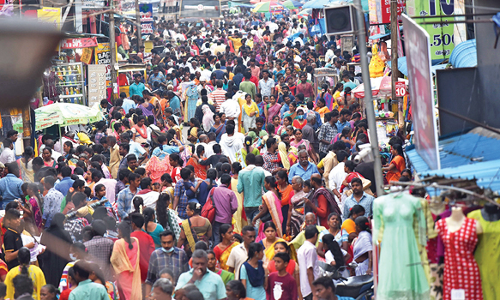 சேலம், நாமக்கல் மாவட்டங்களில்  களை கட்டிய தீபாவளி விற்பனை  திருட்டை தடுக்க போலீசார் தீவிர கண்காணிப்பு