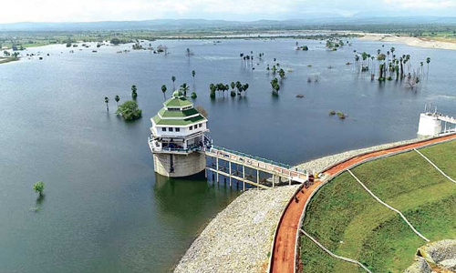 பருவமழைக்கு முன்பே நிரம்பி வழியும் கண்ணன்கோட்டை தேர்வாய் கண்டிகை ஏரி