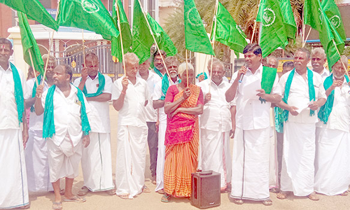 தஞ்சையில், விவசாயிகள் நூதன ஆர்ப்பாட்டம்