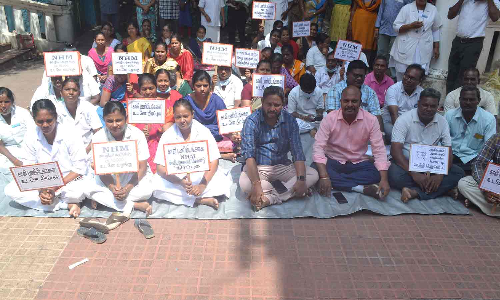 சுகாதாரத்துறை ஊழியர்கள் போராட்டம்