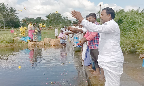 24 ஆண்டுகளுக்குப் பின் ஜருகு ஏரிகள் நிரம்பியது:  பொதுமக்கள் கிடா வெட்டி பூஜை செய்து வழிபாடு  -மானியதஹள்ளி ஊராட்சி ஊராட்சி மன்ற தலைவர் மலர் தூவி மரியாதை