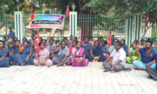 மேட்டூர் நகராட்சி தூய்மை பணியாளர்கள் 3-வது நாளாக வேலை நிறுத்தம்