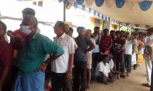 பாப்ஸ்கோ தீபாவளி சிறப்பங்காடியில்  தொகுப்பு பை பெற மக்கள் அலைக்கழிப்பு