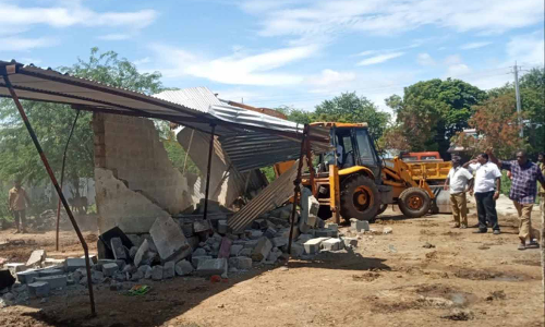 தச்சநல்லூர் தேனீர் குளத்தில் ஆக்கிரமிப்பு கட்டிடம் இடிப்பு