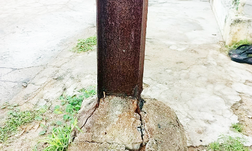 ஆபத்தான நிலையில் மின்கம்பம்