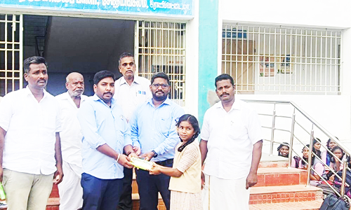 அரசு பள்ளி மாணவிகளுக்கு நோட்டு புத்தகம்