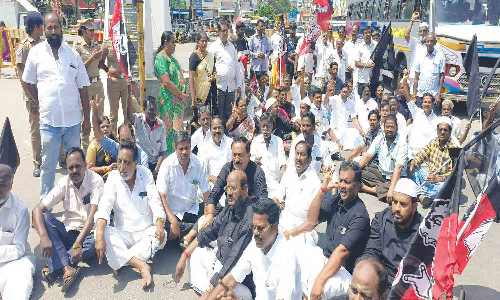 ராணிப்பேட்டை முத்துக்கடையில் அ.தி.மு.க.வினர் சாலை மறியல்