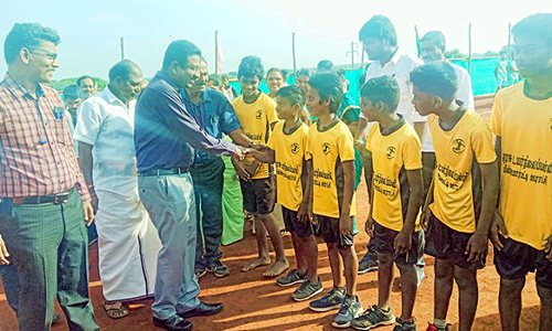 அரசு பள்ளியில் கைப்பந்து போட்டி- கலெக்டர் தொடங்கி வைத்தார்