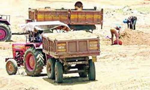 மணல் கடத்திய டிராக்டர் பறிமுதல்