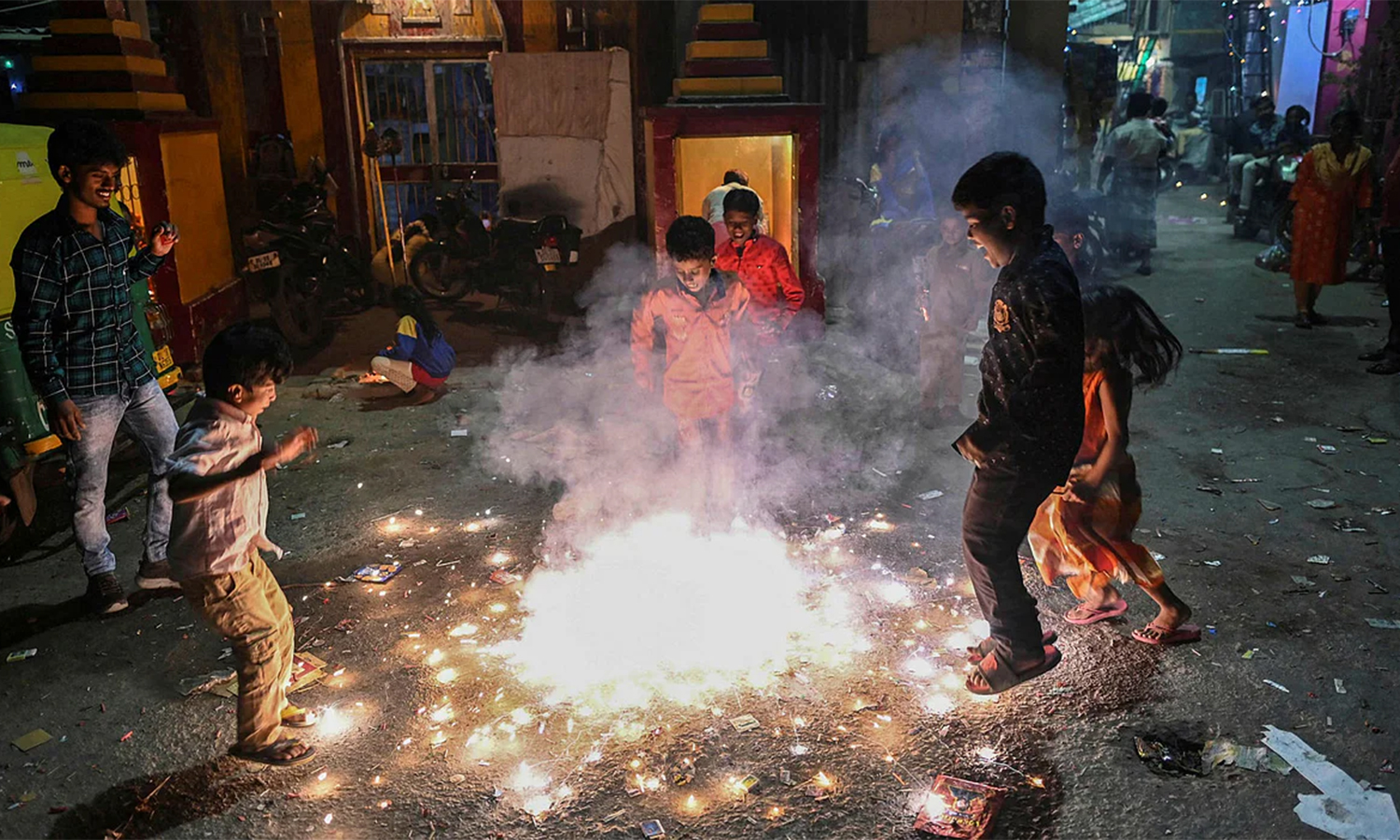 தீபாவளி பண்டிகையின் போது பட்டாசுகளை பாதுகாப்பாக வெடிப்பது எப்படி?: போலீஸ்  சூப்பிரண்டு விளக்கம் | How to Burst Firecrackers Safely During Diwali  Festival