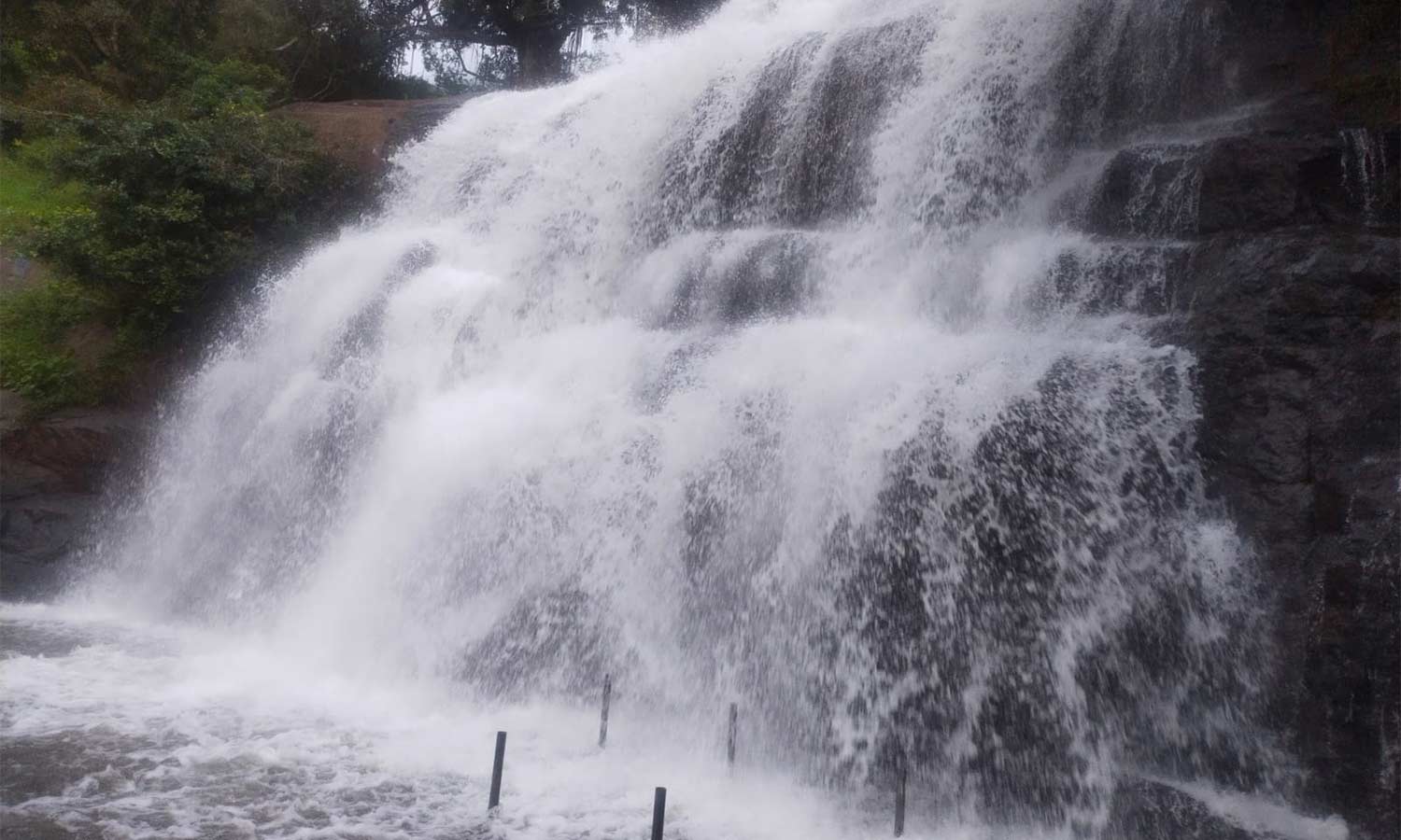 தொடர்மழையால் சின்னசுருளியில் ஆர்ப்பரித்து கொட்டும் தண்ணீர்