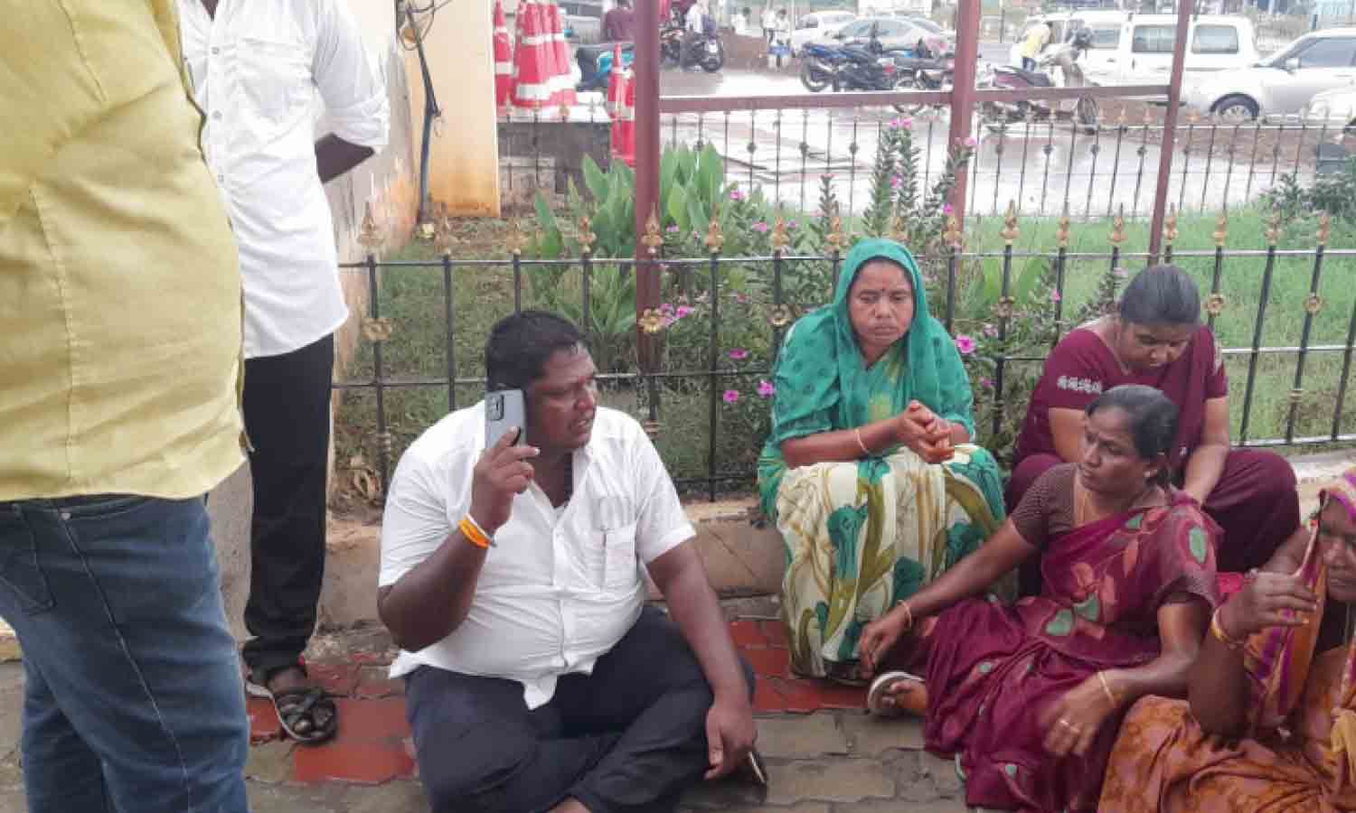 பல்லடத்தில் குடிநீர் கேட்டு பெண்கள் தர்ணா பல்லடத்தில் குடிநீர் கேட்டு பெண்கள் தர்ணா