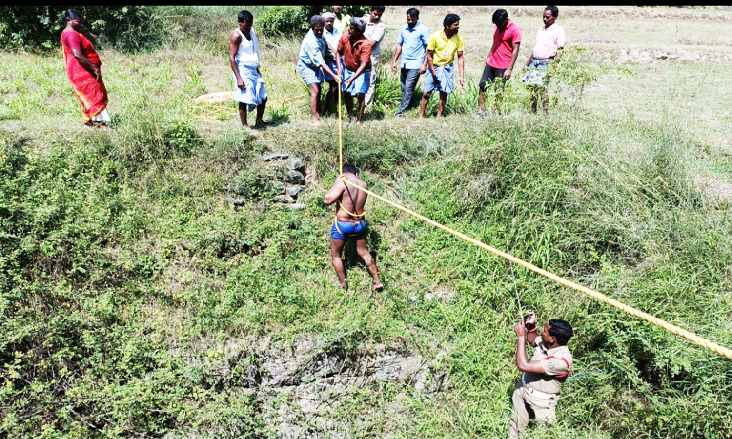 விவசாயி கிணற்றில் மூழ்கி தவிப்பு விவசாயி கிணற்றில் மூழ்கி தவிப்பு