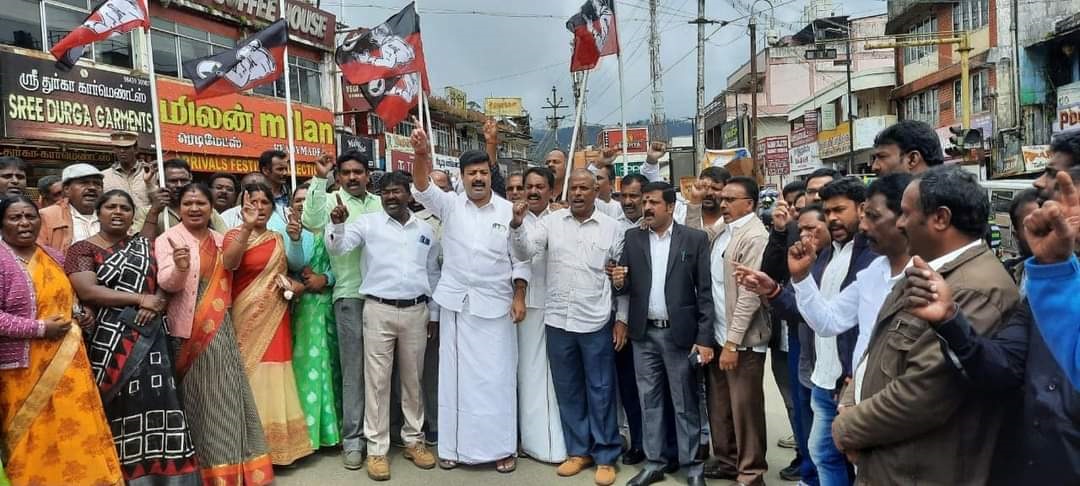 நீலகிரியில் சாலைமறியலில் ஈடுபட்ட அ.தி.மு.க.வினர் 175 பேர் கைது நீலகிரியில் சாலைமறியலில் ஈடுபட்ட அ.தி.மு.க.வினர் 175 பேர் கைது