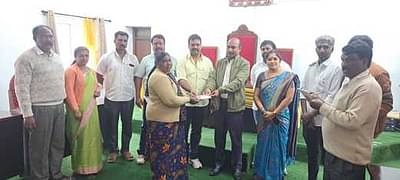 தீபாவளியை முன்னிட்டு பெண்களுக்கு இலவச சேலை தீபாவளியை முன்னிட்டு பெண்களுக்கு இலவச சேலை